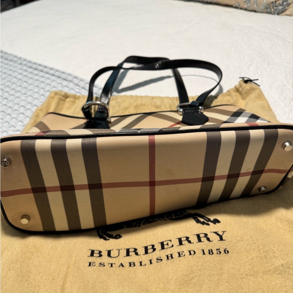Burberry Cream and Black Shoulder Bag with Elegant Design - Picture 5 of 6